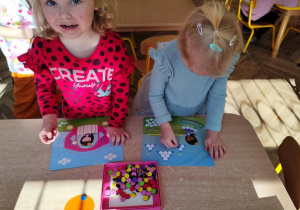 Dziewczynki współpracują w zabawie.