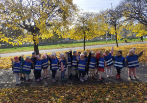 Dzieci machają do zdjęcia.