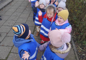 Dzieci szykują się do spaceru w pobliskim parku.