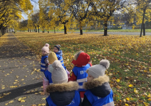 Dzieci spacerują parami.