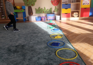 Chłopiec klasyfikuje woreczek.