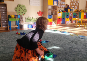 Dziewczynka wybiera woreczek.