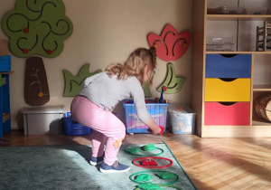 Dziewczynka klasyfikuje woreczek.