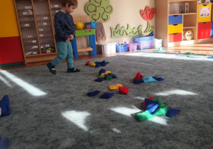 Chłopiec poszukuje grupy woreczków, do którego pasuje wybrany woreczek.