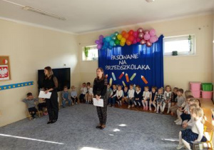 Nauczycielki witają przybyłych gości.