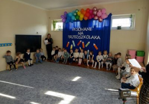 Dzieci recytują wiersz.