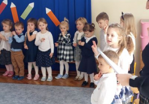 Dzieci recytują wiersz.