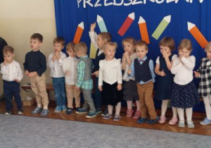 Dzieci recytują wiersz.