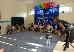 Nauczycielka pasuje dziecko na Przedszkolaka.