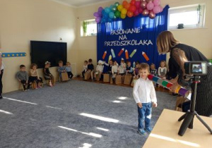 Nauczycielka pasuje dziecko na Przedszkolaka.