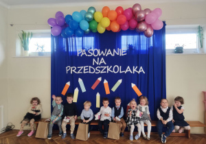 Dzieci odpakowują podarowane upominki.