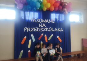 Dzieci uśmiechają się do zdjęcia.