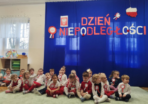 Dzieci czekają na rozpoczęcie obchodów Dnia Niepodległości.