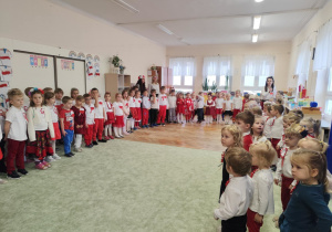 Dzieci ze wszystkich grup śpiewają hymn Polski.