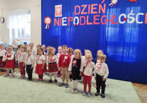 Dzieci prezentują stroje patriotyczne.