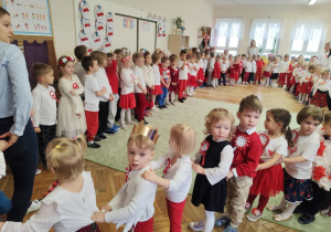 Dzieci prezentują stroje patriotyczne.