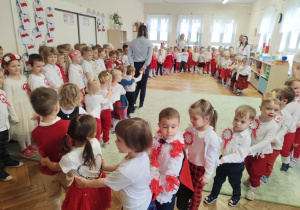 Dzieci prezentują stroje patriotyczne.