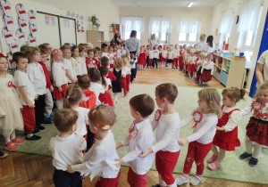 Dzieci prezentują stroje patriotyczne.