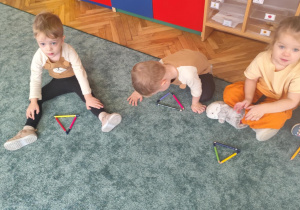 Układanie kredek według wzoru