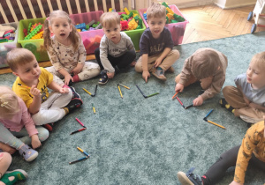 Układanie kredek według wzoru