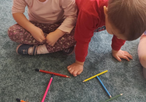 Układanie kredek według wzoru