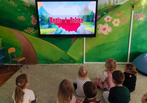 Dzieci oglądają film edukacyjny.