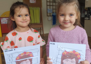 Dziewczynki prezentują swoje prace.