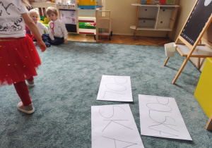 Dzieci układają napis POLSKA.