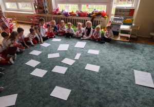 Dzieci układają napis POLSKA.