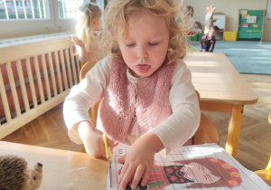 Dziewczynka wycina puzzle.