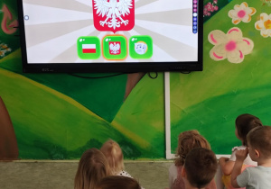 Dzieci oglądają film edukacyjny.