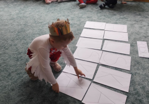 Dzieci układają napis POLSKA.