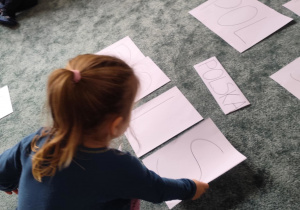 Dzieci układają napis POLSKA.