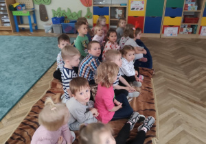 Dzieci czekają na spektakl.