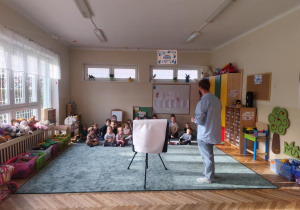 Dzieci oglądają prezentację.