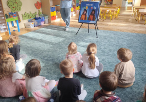 Dzieci oglądają prezentację.