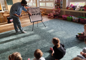 Dzieci oglądają prezentację.