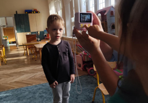 Dziewczynka robi zdjęcie.