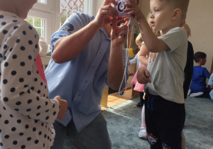 Chłopiec robi zdjęcie.