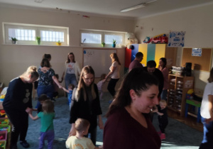 Rodzice tańczą razem z dziećmi