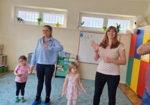 Rodzice tańczą razem z dziećmi