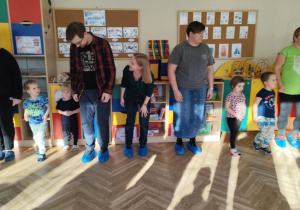 Rodzice tańczą razem z dziećmi