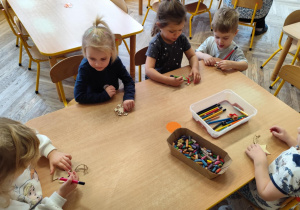 Kolorowanie drewnianych ozdób