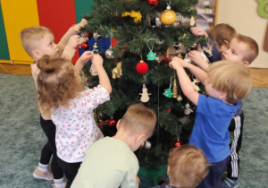 Przystrajanie choinki