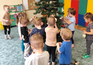 Kropelki ubierają choinkę