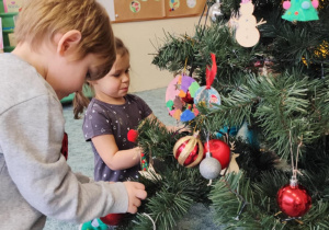 Przystrajanie choinki