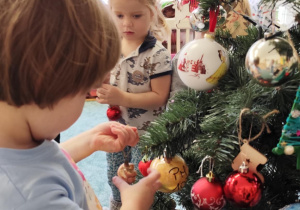 Przystrajanie choinki