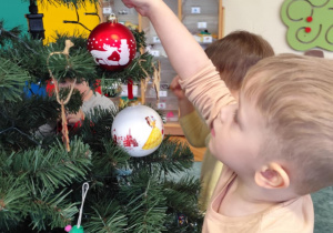 Przystrajanie choinki