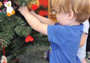 Przystrajanie choinki