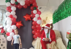 Chłopiec odebrał prezent od świętego Mikołaja.